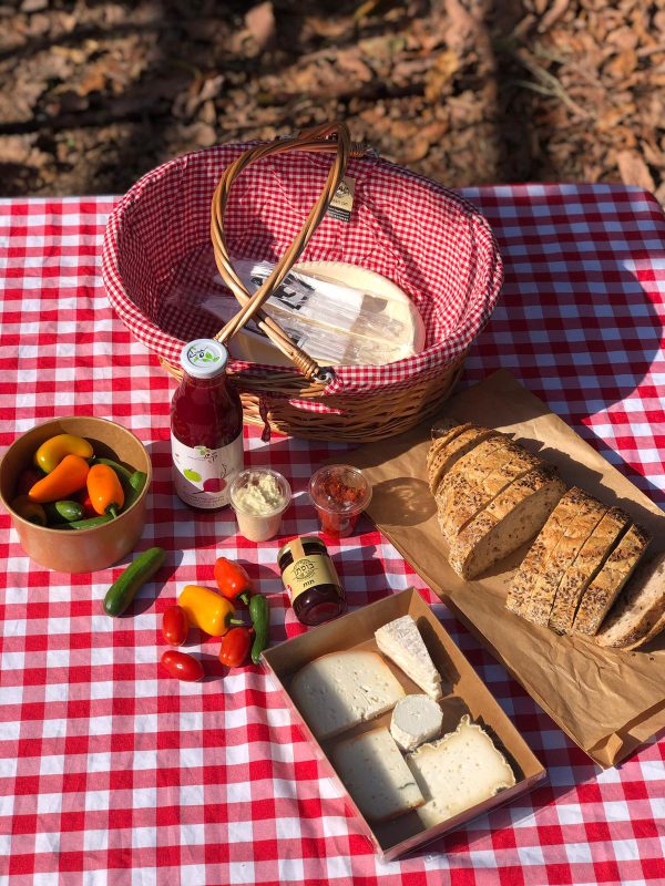 Open Picnic Basket with Keshet fresh juice for two